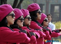 붉은의상과 썬그라스...우리들의 자화상?