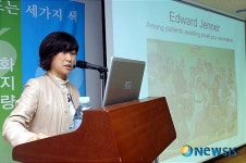 강연하는 정희진 교수