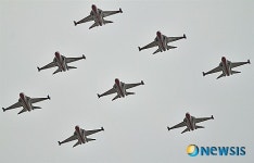 새만금 상공서 전투기 공중곡예