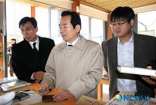 봉하마을 쉼터에서 책 값 계산하는 정세균 대표
