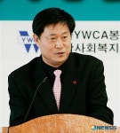 감사의 말 전하는 임채욱 위원장