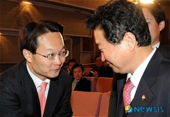 악수나누는 안상수 원내대표와 조해진 대변인