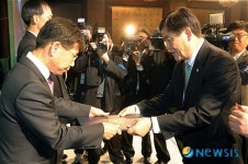 은탑산업훈장 수여하는 최경환 장관
