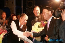 의료급여증 전달받는 사할린동포들