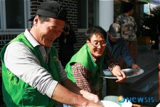 산간오지 돌며 추억의 손자장면 대접하는 조성만, 지윤식씨 화제