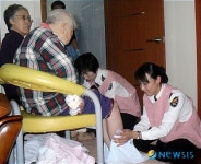 남부서, 노인 발 씻겨주기 봉사활동