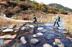<송기자 여행사진>징검다리 건너는 둘레꾼