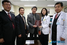 순천향대 천안병원, 미국교민에게 각막이식 감사패 받아