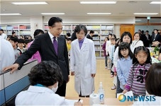 이명박 대통령 신종플루 백신 접종 초등학교 방문
