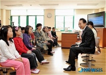 학생들과 이야기 나누는 이명박 대통령