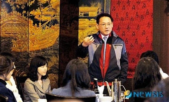 행정인턴에 감사와 격려를 표하는 유인촌 장관
