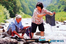 금상 최순섭 作 할머니의 빨래터