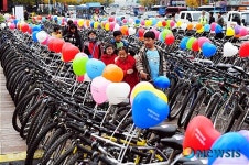 사랑의 자전거 구경하는 어린이들