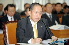 의원들의 질의에 답하는 김태영 국방 장관