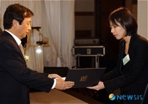 시상하는 오강현 대한석유협회장