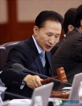 국무회의 주재하는 이명박 대통령