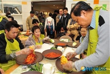 김치 담그기 체험하는 태국 정통부 장관 일행