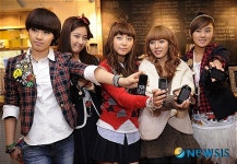 포미닛, 태양광 핸드폰으로 환경보호 동참!