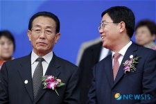 환담하는 김도준 북한대표