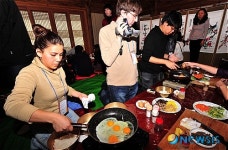 전주 비빔밥 만드는 외국인 유학생