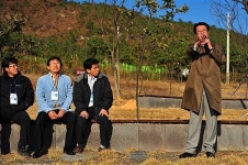 참사랑포럼 회원에 직접 해설하는 박우량 신안군수