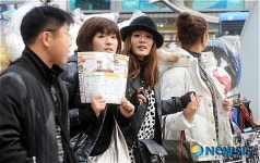 관광코스 확인하는 관광객들