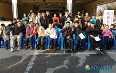 씨름 강습회 참가한 장애인들