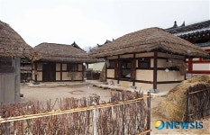 신라시대의 민가 재현한 초가집