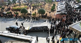 시청 본관에 도착한 운구차량