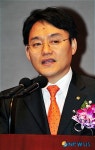 이임사하는 김윤곤 한국편집기자협회장