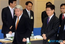 중수부 수사요원 연수장에 들어서는 김홍일 중수부 장