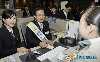 이귀남 법무부 장관, 1일 출국심사관 체험