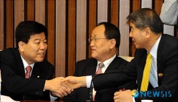 악수나누는 이계진.김광림 의원