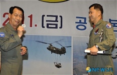 탑건 이소령에게 행운의 메달 선물하는 이계훈 공군참모총장