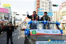 도민 여러분 창단 15년만에 우승했습니다