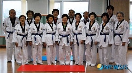 태권도 1급 딴 충주 노인들