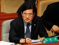 의원들 질의에 답하는 이병욱 환경부 차관