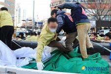 마찰 빚는 예선노조 농성장 철거
