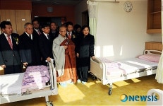 센터 시설 둘러보는 김영순 송파구청장