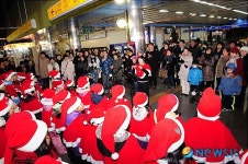 퇴근길 시민들에게 노래 선사하는 음악원생들