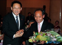 유인촌 장관, 김종곤씨에게 공로패 수여