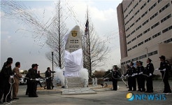 수원구치소, 7.6m 높이 교정 기념비 건립