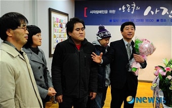 '시각장애인을 위한 사진학강의' 출판 소개하는 양종훈 교수