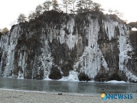 영월 한반도면 이색 빙벽, 관광객 발길 잡는다