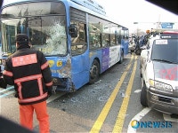 창천동 버스와 트럭 추돌사고