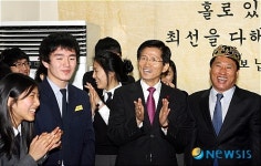 축하 받는 이용재군