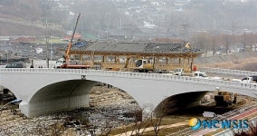 전국유일 한옥누각 올린 남천교 개통