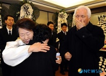 눈물 흘리는 최형우 전 내무장관
