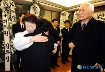 故서석재 의원 빈소 찾은 최형우 전 내무장관 부부