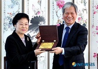 박용옥 전 교수에게 감사패